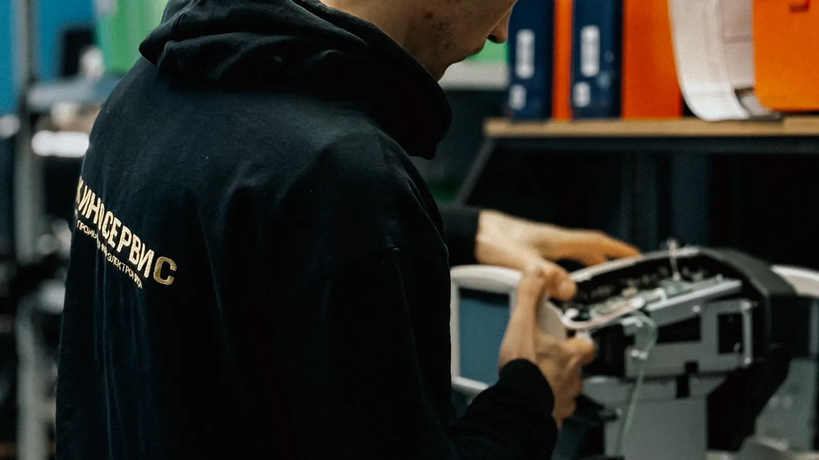Técnico realizando manutenção em impressora, imagem ilustrativa para diagnóstico de cabeça de impressão i3200