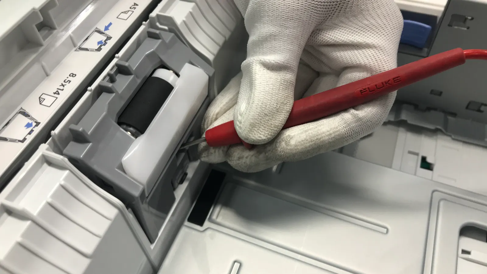 Técnico realizando manutenção em impressora, imagem ilustrativa para diagnóstico de cabeça de impressão XP600