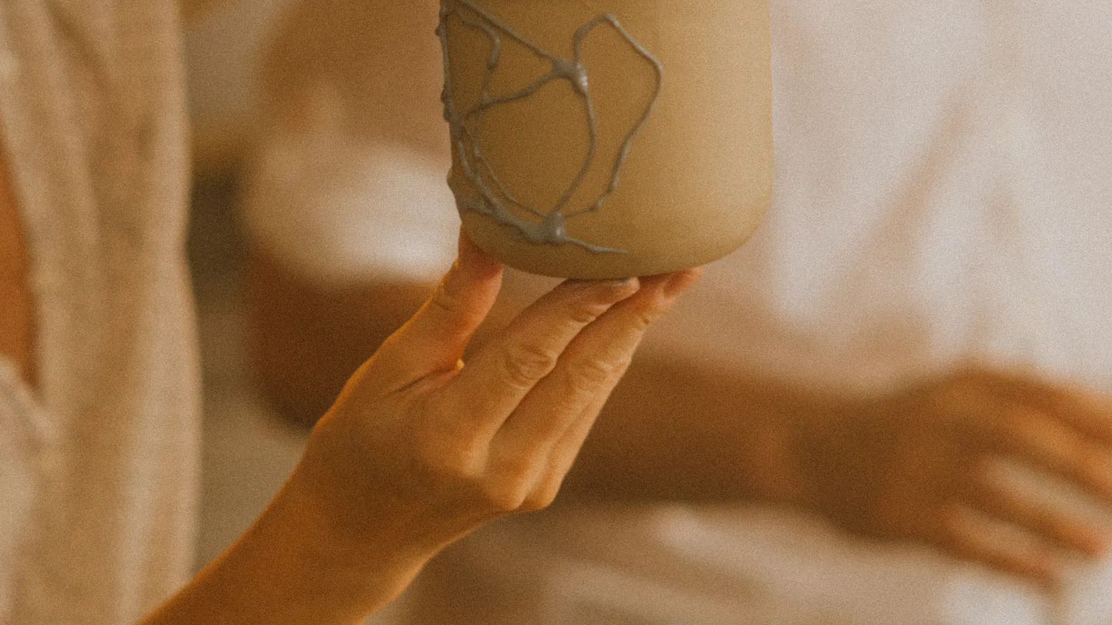 Caneca de cerâmica sendo trabalhada em oficina, imagem ilustrativa para escolha de caneca para sublimação