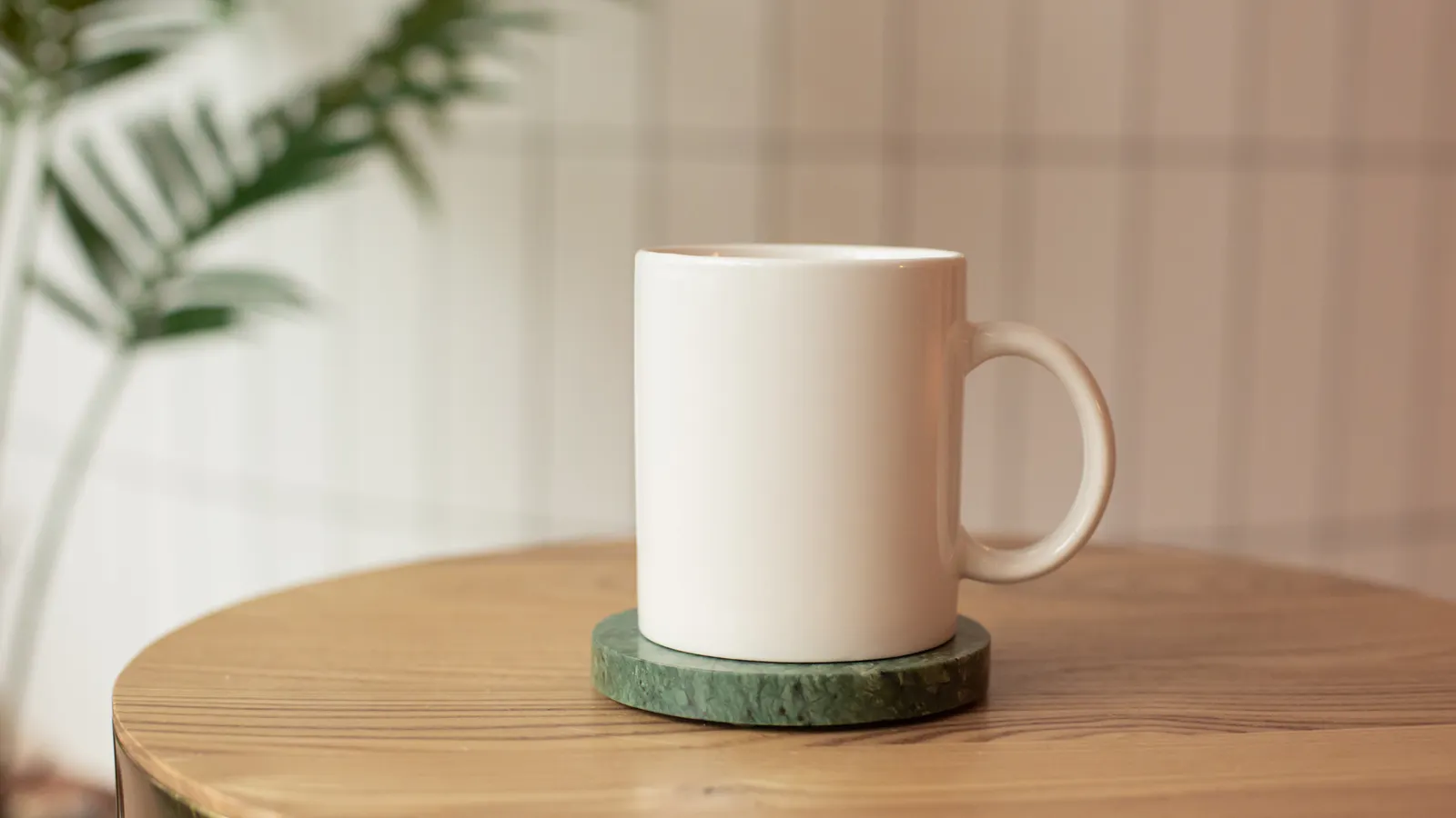 Caneca branca sobre mesa, produto usado em personalização por sublimação