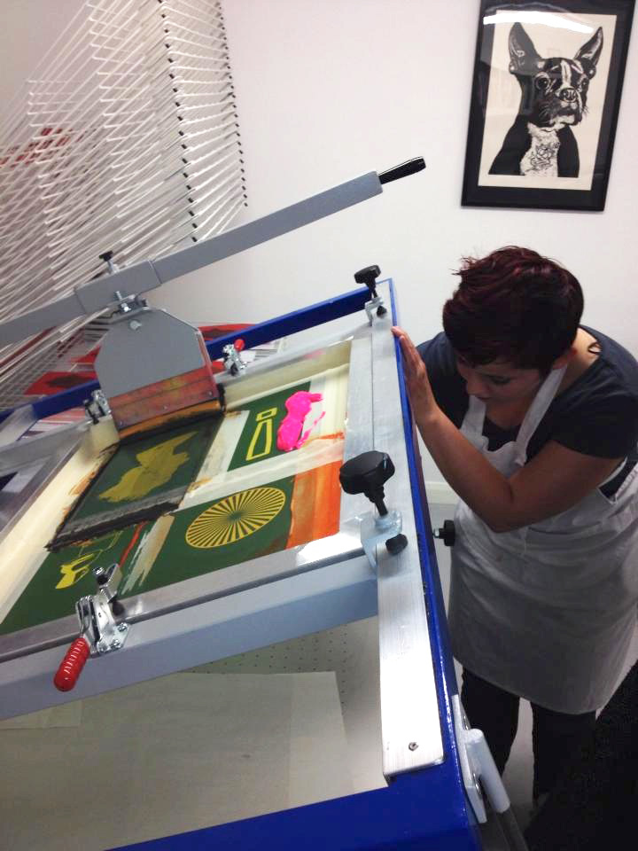 Pessoa realizando serigrafia manual em bancada, imagem ilustrativa para comparar DTF e serigrafia