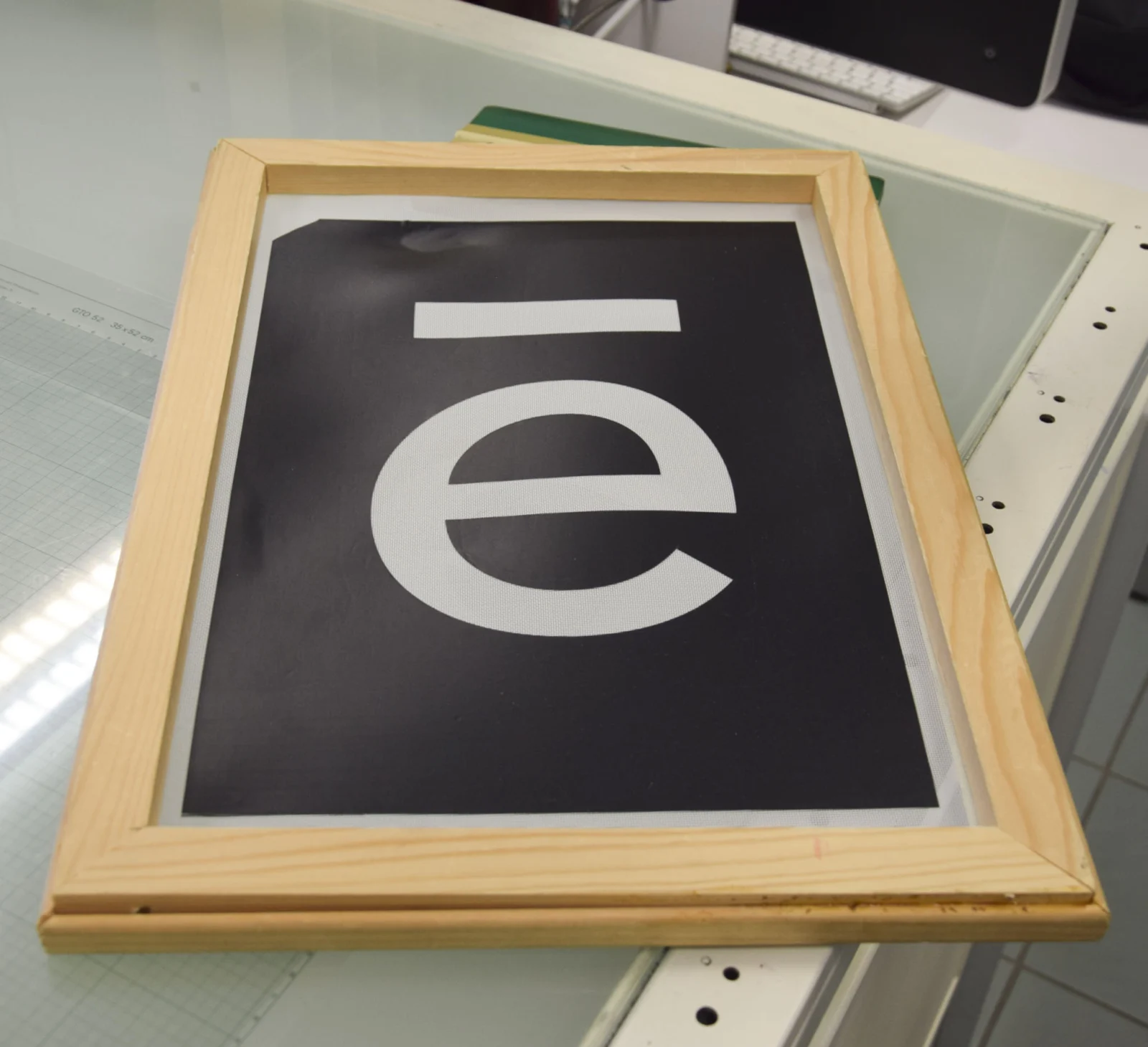Tela para serigrafia tensionada em quadro, usada como matriz no processo de impressão