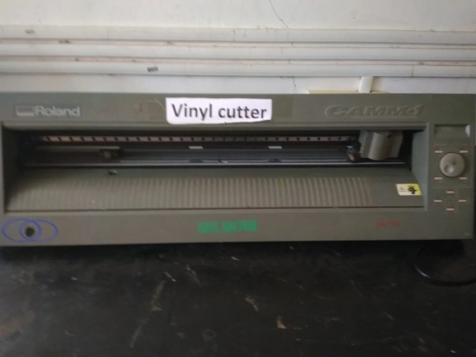 Plotter de recorte usado para cortar vinil, imagem ilustrativa para artigo sobre vinil termocolante