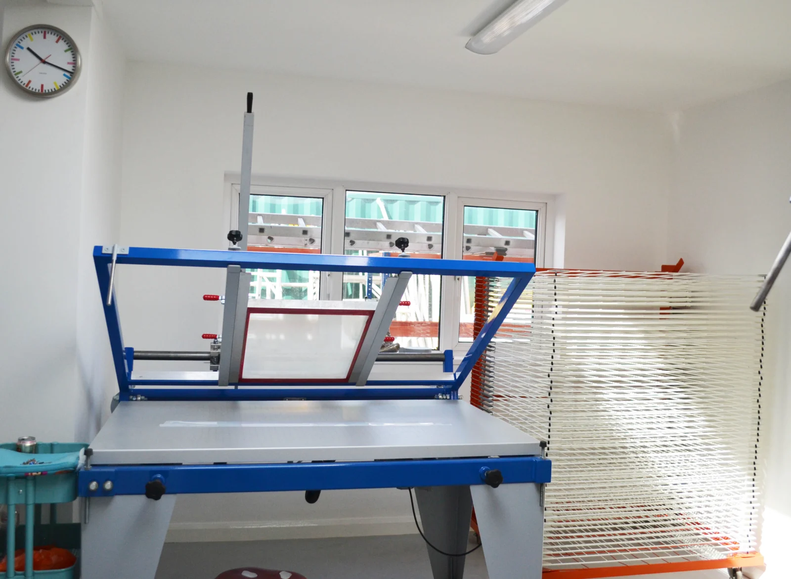 Máquina de serigrafia manual montada em bancada profissional
