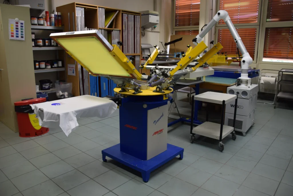 Máquina de serigrafia tipo carrossel usada para impressão têxtil